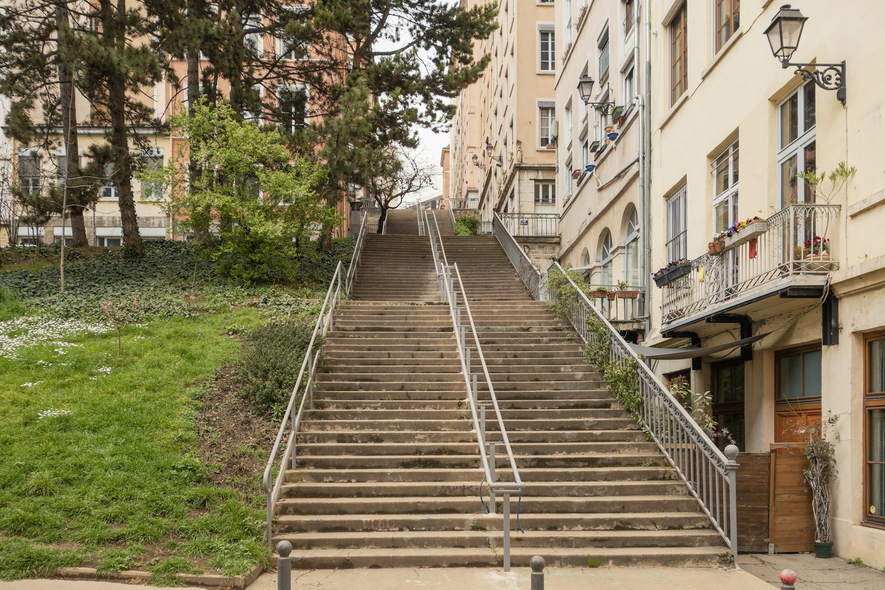 Escaliers des pentes de la Croix-Rousse à Lyon, conseils pour climatiser un logement ancien sans unité extérieure