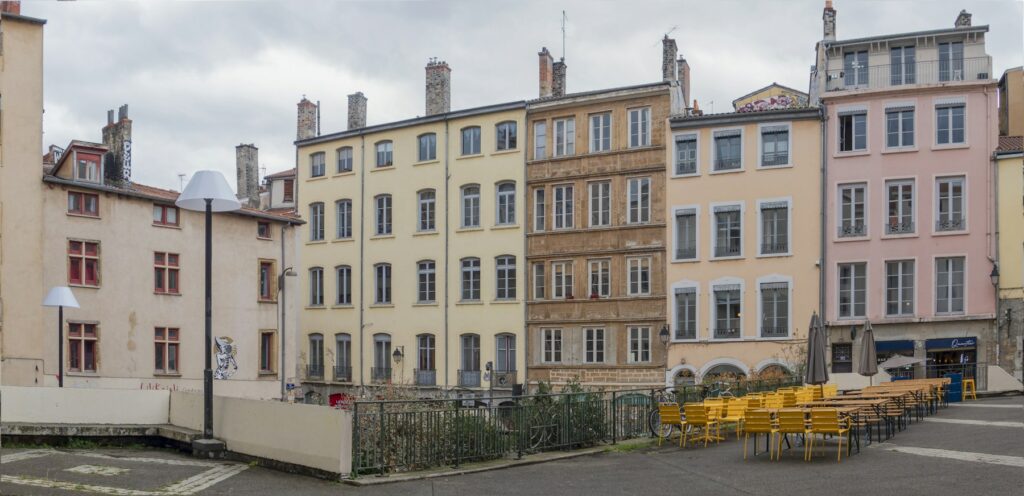 Façades anciennes à volets d'une place de Lyon