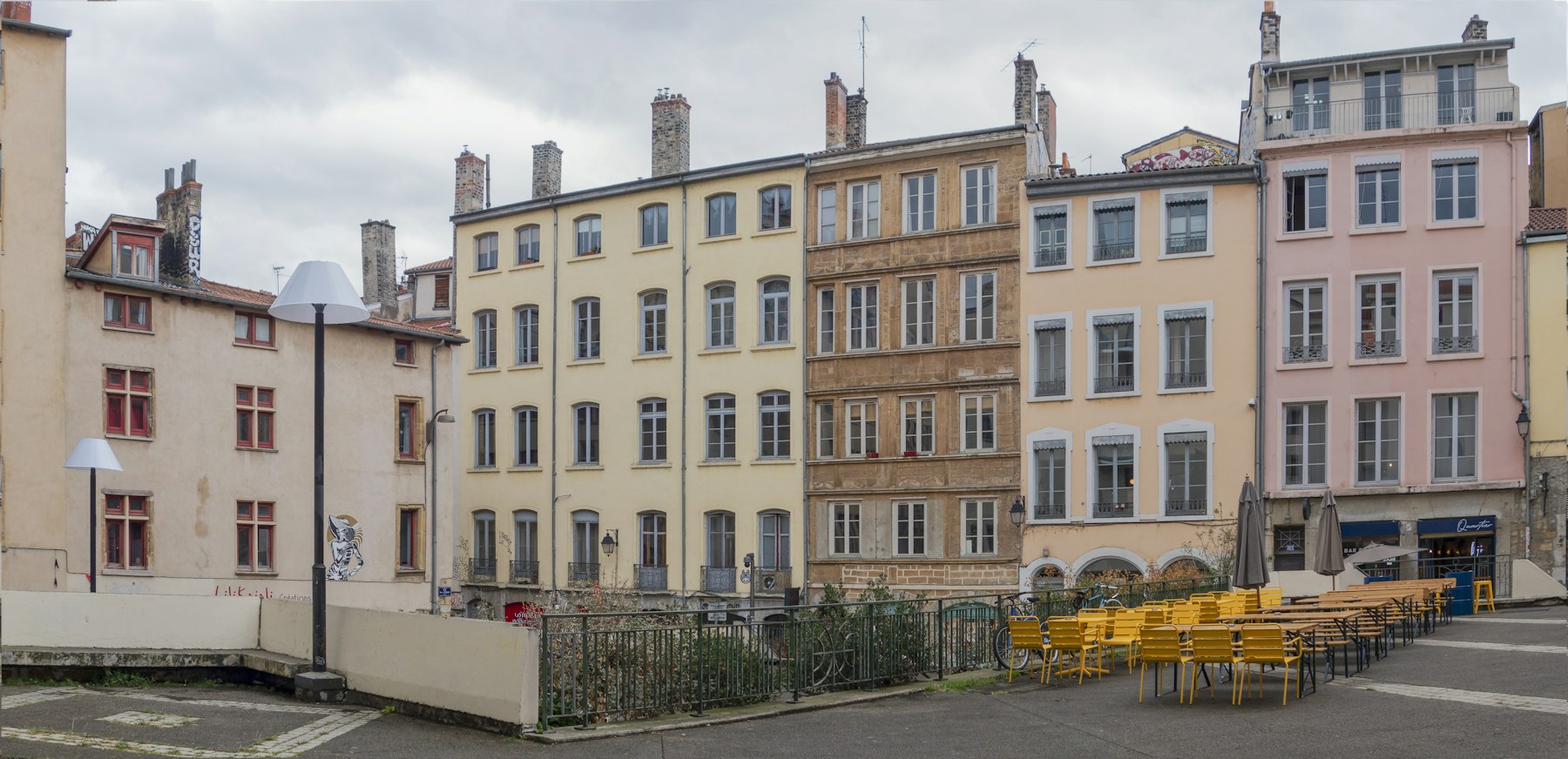 Façades anciennes à volets à Lyon, immeubles où nous posons les climatiseurs Unico sans groupe extérieur