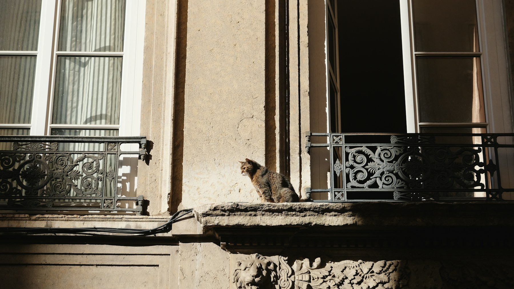Fenêtres d'une façade ancienne de Lyon où poser un climatiseur monobloc sans groupe extérieur