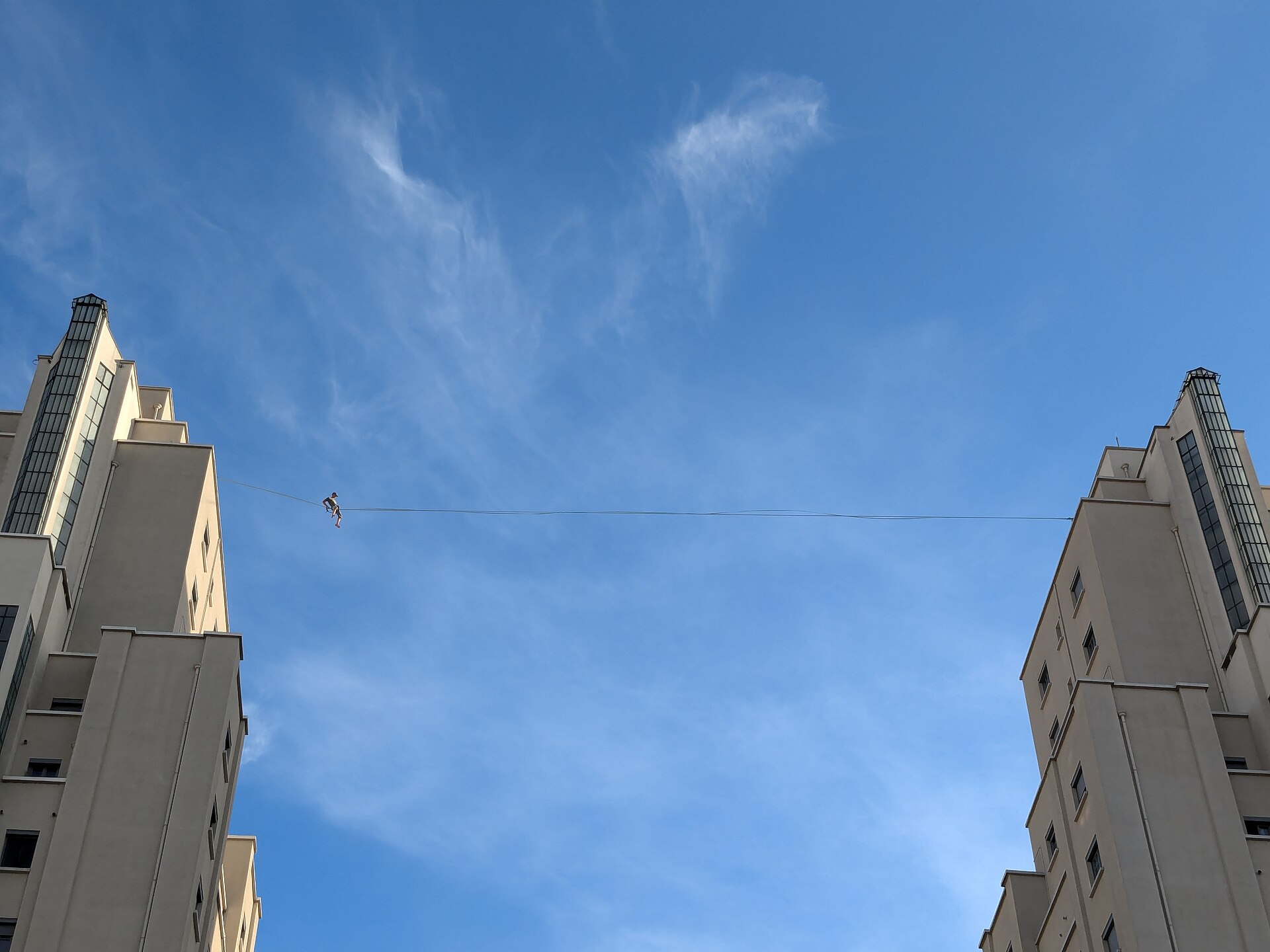 Tours des Gratte-Ciel à Villeurbanne, site patrimonial remarquable où climatiser sans unité extérieure