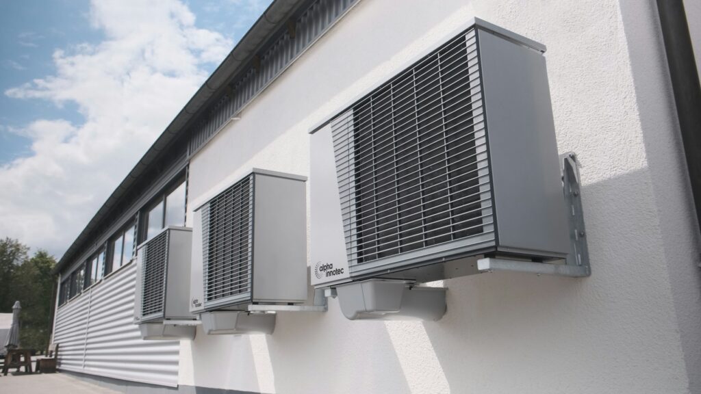 Groupes extérieurs de climatisation accrochés à une façade, ce que les copropriétés lyonnaises refusent le plus souvent
