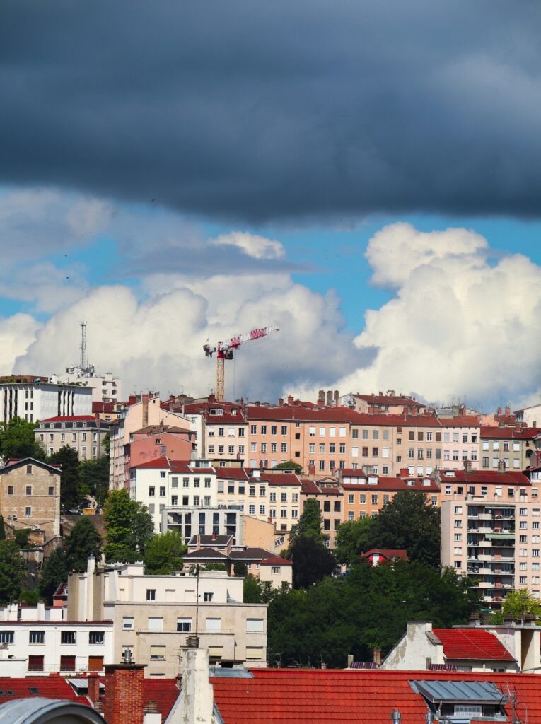 Immeubles des pentes de la Croix-Rousse à Lyon, toits de tuiles et façades où poser une climatisation sans groupe extérieur