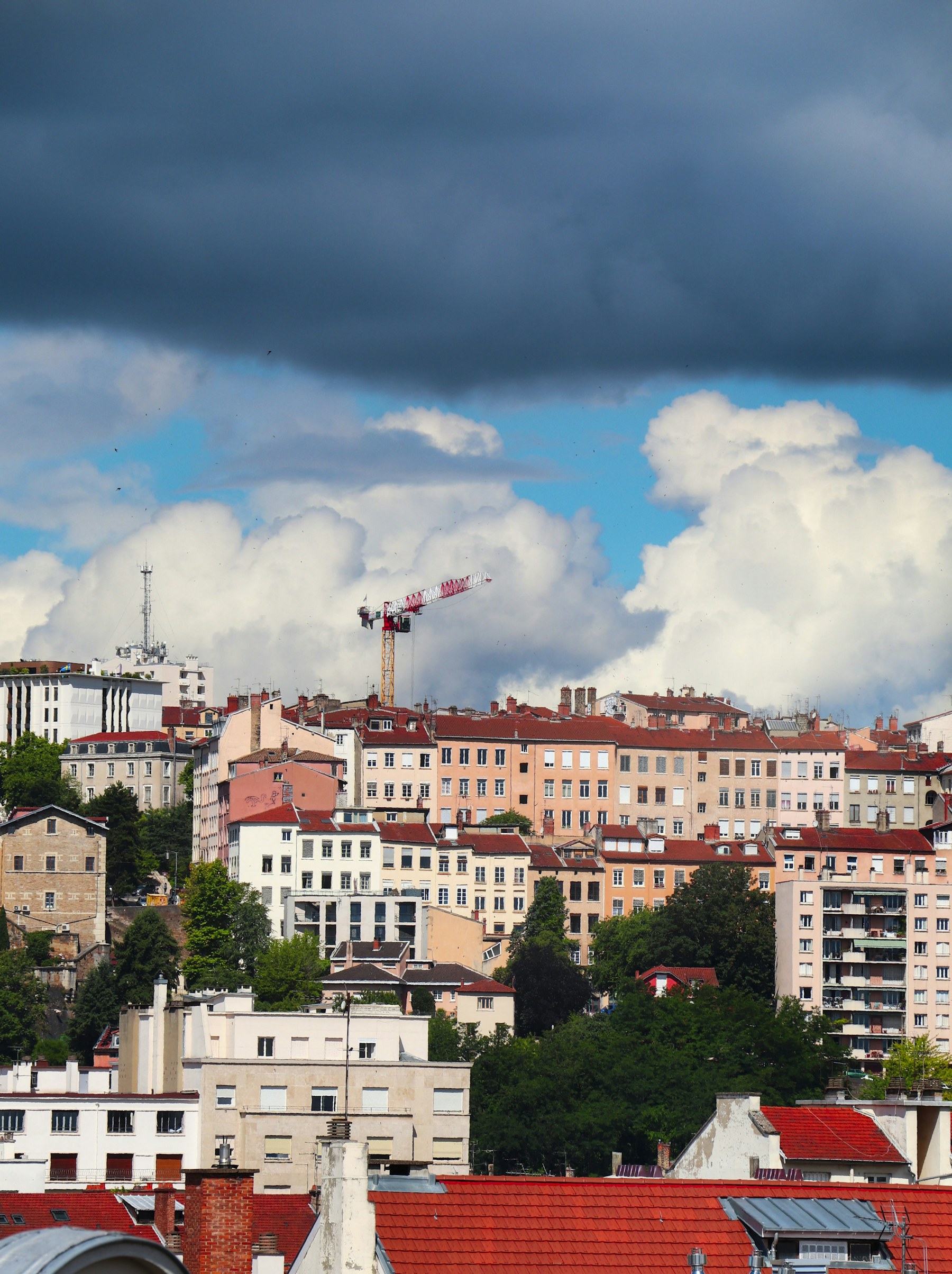 Immeubles des pentes de la Croix-Rousse à Lyon, zone d'intervention de Groupe EBS pour la climatisation sans unité extérieure