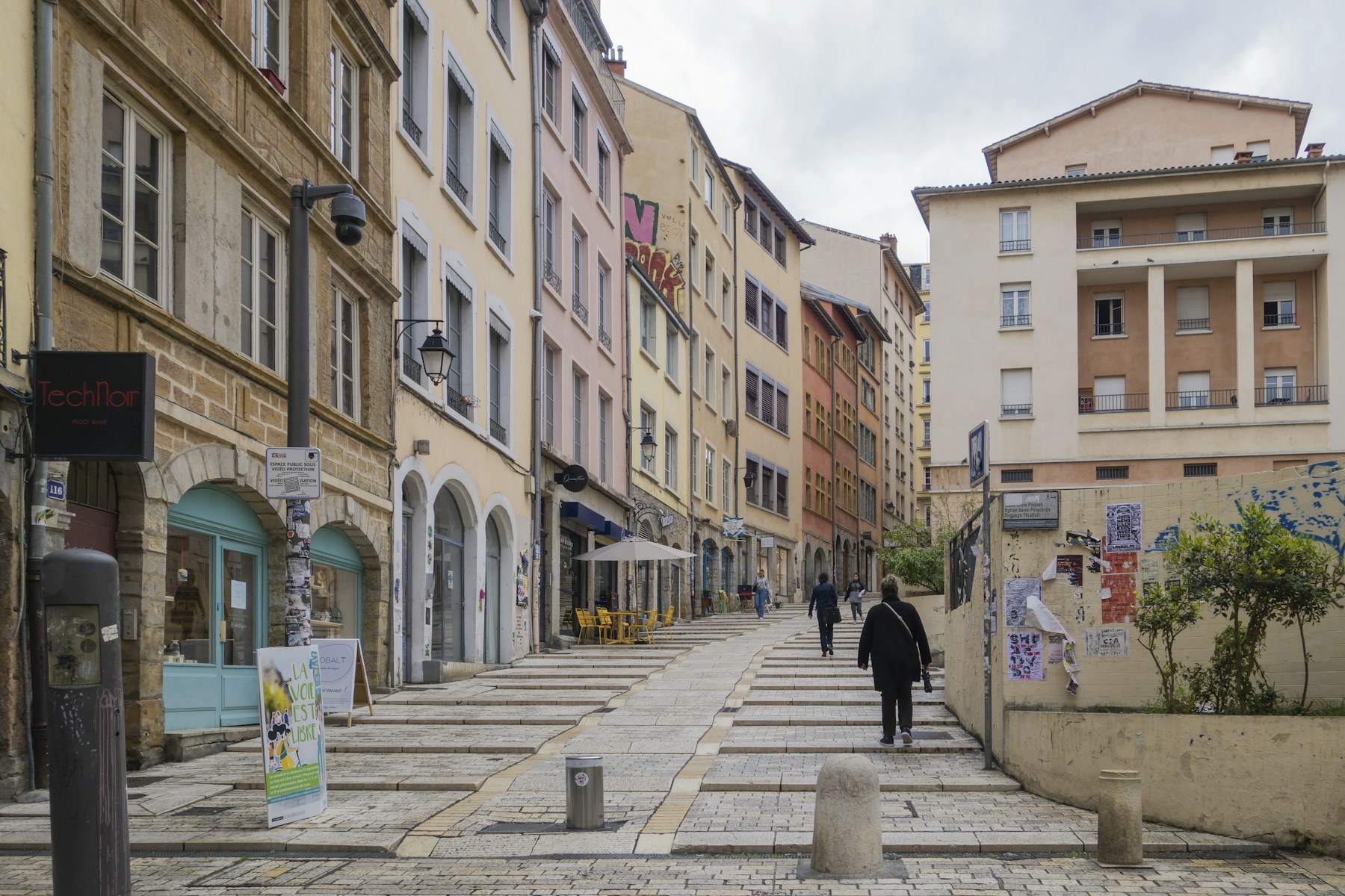 Montée des pentes de la Croix-Rousse à Lyon, immeubles en copropriété où la climatisation passe par le syndic, la mairie et l'ABF