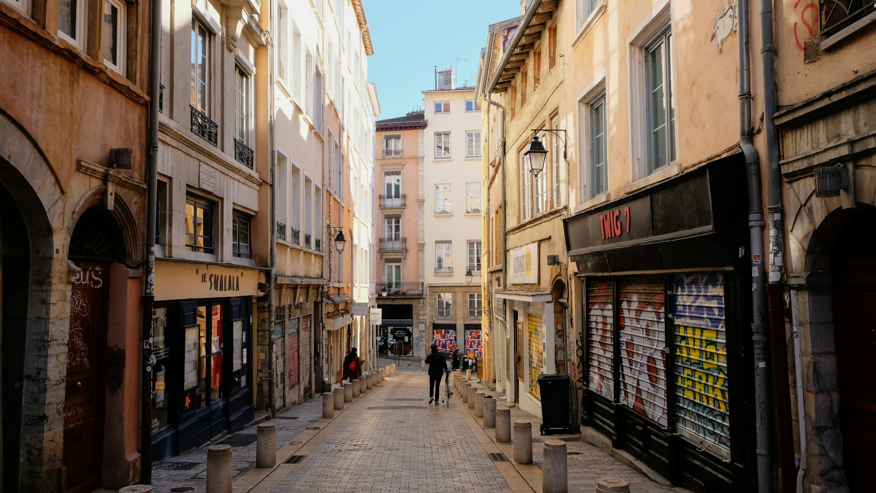 Rue du Vieux Lyon aux façades anciennes, immeubles où l'on étudie la climatisation à eau perdue