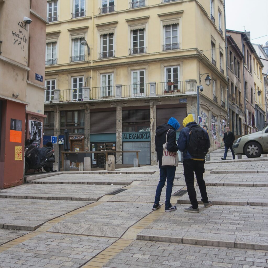 Rue de la Croix-Rousse à Lyon, immeubles anciens dont les habitants cherchent une climatisation sans unité extérieure